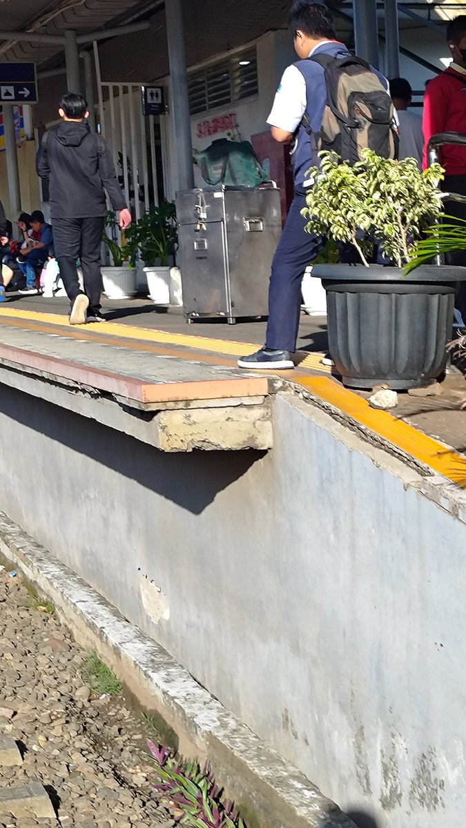 Idzarr_AS's tweet photo. @CommuterLine halo pagi min

Bukannya ada ketentuan terkait dimensi barang ya?!!

ini box segede ini lolos terus di stasiun grogol entah petugas atau kepala stasiunnya yg eror di rush hour pagi dan masuk di gerbong wanita dengan pengawalnya,,Demi hemat budget transport pake KRL👎 https://t.co/tOOqCCFDfI