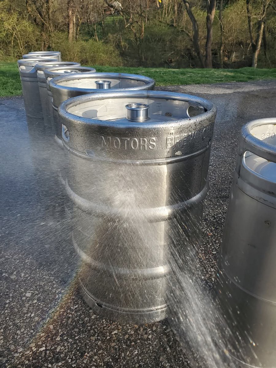BrewMotors's tweet photo. ALL SHINED UP FOR THE HOLIDAYS !!
The Motors Brewing Company 
#thelittlethings #cincinnatibeer #familyowned https://t.co/zxSuyQ7Jfm