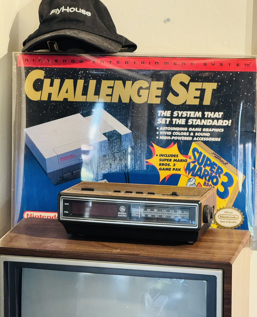 livetwitchsol's tweet image. I made a promise 9 months ago live on stream and I’m sticking to it 🤝🏻 …  I’m giving away my prized possession to one of our MVP $LiveTwitch community members when we reach a $1,000,000 market cap. This is a mint condition Mario 3 NES Challenger Set. It’s in GORGEOUS shape…