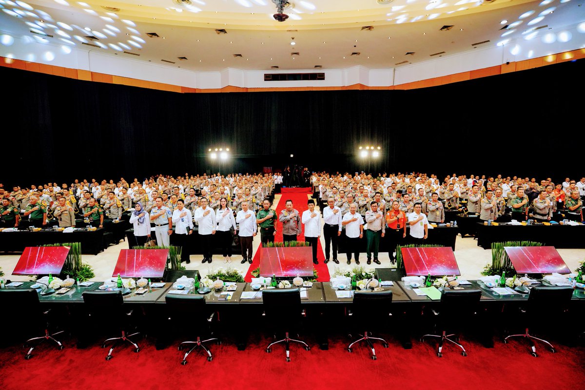 Saya memimpin Rapat Koordinasi Lintas Sektoral "Kesiapan Operasi Lilin 2024" dalam rangka pengamanan Natal 2024 dan Tahun Baru 2025 di Auditorium Mutiara STIK Lemdiklat Polri, Kebayoran Baru, Jaksel.

Rakor ini diselenggarakan untuk menindaklanjuti arahan Bapak Presiden RI, guna