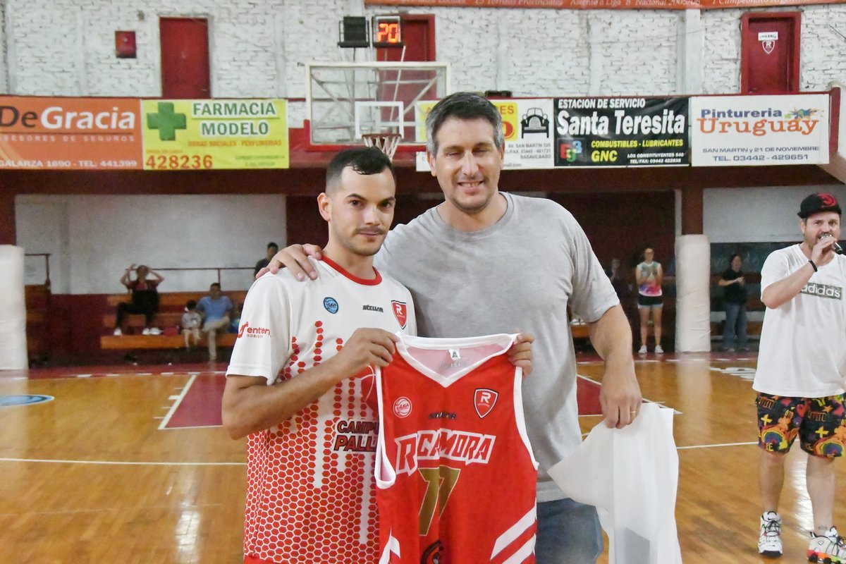 MauriGalarza73's tweet photo. El base @Richardagus jugó sus últimos partidos en @ClubRocamora y como profesional. El pasado jueves 5 ya lo había hecho en el estadio Paccagnella. Además de con Rocamora, logró otro ascenso con @launiondecolon y dos con @ClubParqueSur Éxitos para lo que viene!!! https://t.co/4fV5N00dLM
