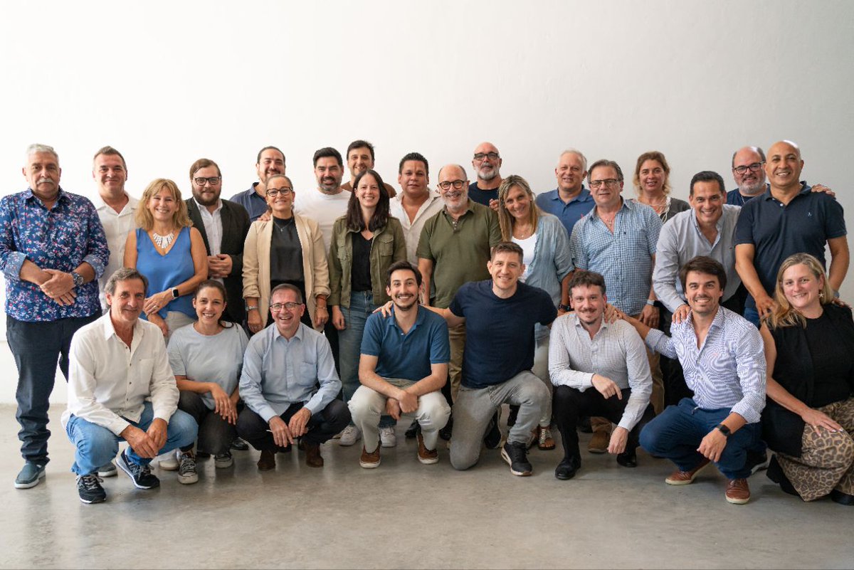 soledadmartinez's tweet image. Gracias @Pro__VL @UcrVicenteLopez @avanzavilo @rupba_vilo @midvicentelopez @AccionVecinalVL UNIR Vicente López y Más Voz por el trabajo compartido este primer año de gobierno y por poner a los vecinos de VL primero, siempre. Vamos a seguir trabajando juntos por VL, como nos…