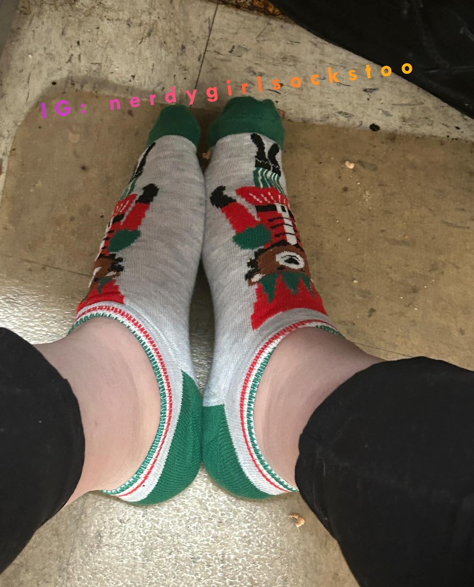 NerdyGirlSocks's tweet photo. For day 4 of my #12DaysofSockmas I wanted to share these cute nutcracker bear socks! 1/2
#dirtysocks #smellysocks #wellworn #anklesocks #sockselfie #socks #cutesocks #socksoftheday #toes #cleansocks #explorepage #whitesocks #noshowsocks #feet #christmassocks https://t.co/quW6Q9to8I