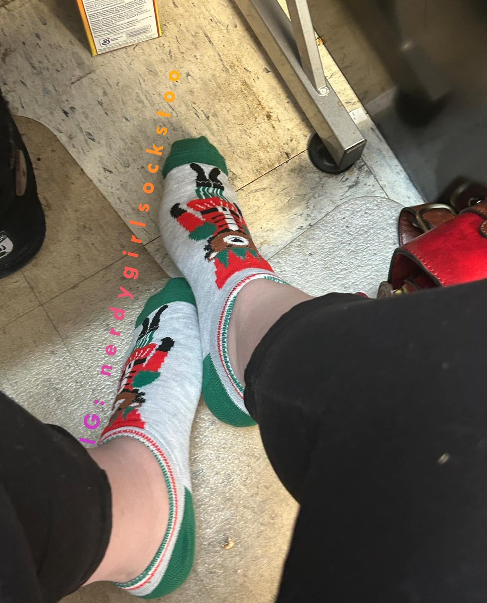 NerdyGirlSocks's tweet photo. For day 4 of my #12DaysofSockmas I wanted to share these cute nutcracker bear socks! 2/2
#dirtysocks #smellysocks #wellworn #anklesocks #sockselfie #socks #cutesocks #socksoftheday #toes #cleansocks #explorepage #whitesocks #noshowsocks #feet #christmassocks https://t.co/afx4WcnRMF