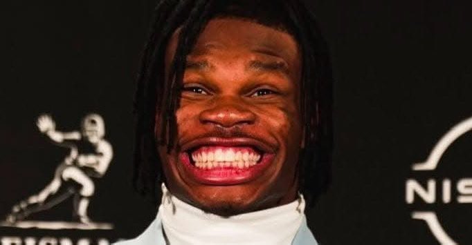 When y’all at a restaurant and she rub her foot on your dick under the table 🤣🤣🤣