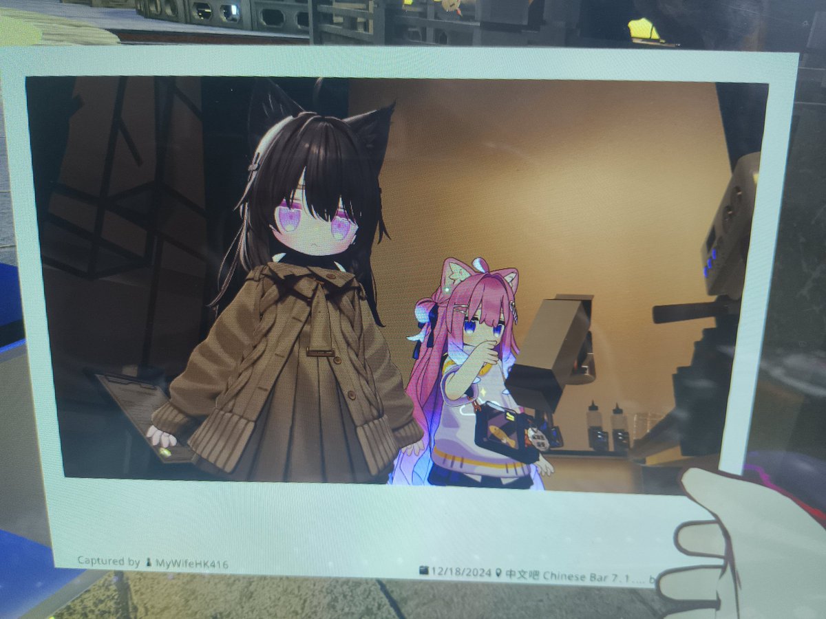 hui_hui520's tweet photo. 第一次玩 #VRChat 里面的大哥都是可爱的模型，这个好心大哥一直耐心的教我各种事情（被人拍下来了，右边那个鼓捣咖啡的才是我） https://t.co/C4aDXR5wWf