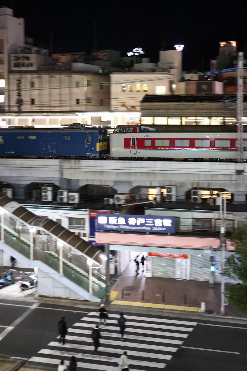 Kobekyarameru's tweet photo. 381系やくも
京都鉄道博物館輸送返却

[宮] DD51 1192
クモヤ145-1105
クロ381-134
モハ380-81
クモハ381-502 https://t.co/oPiKPJlIyd