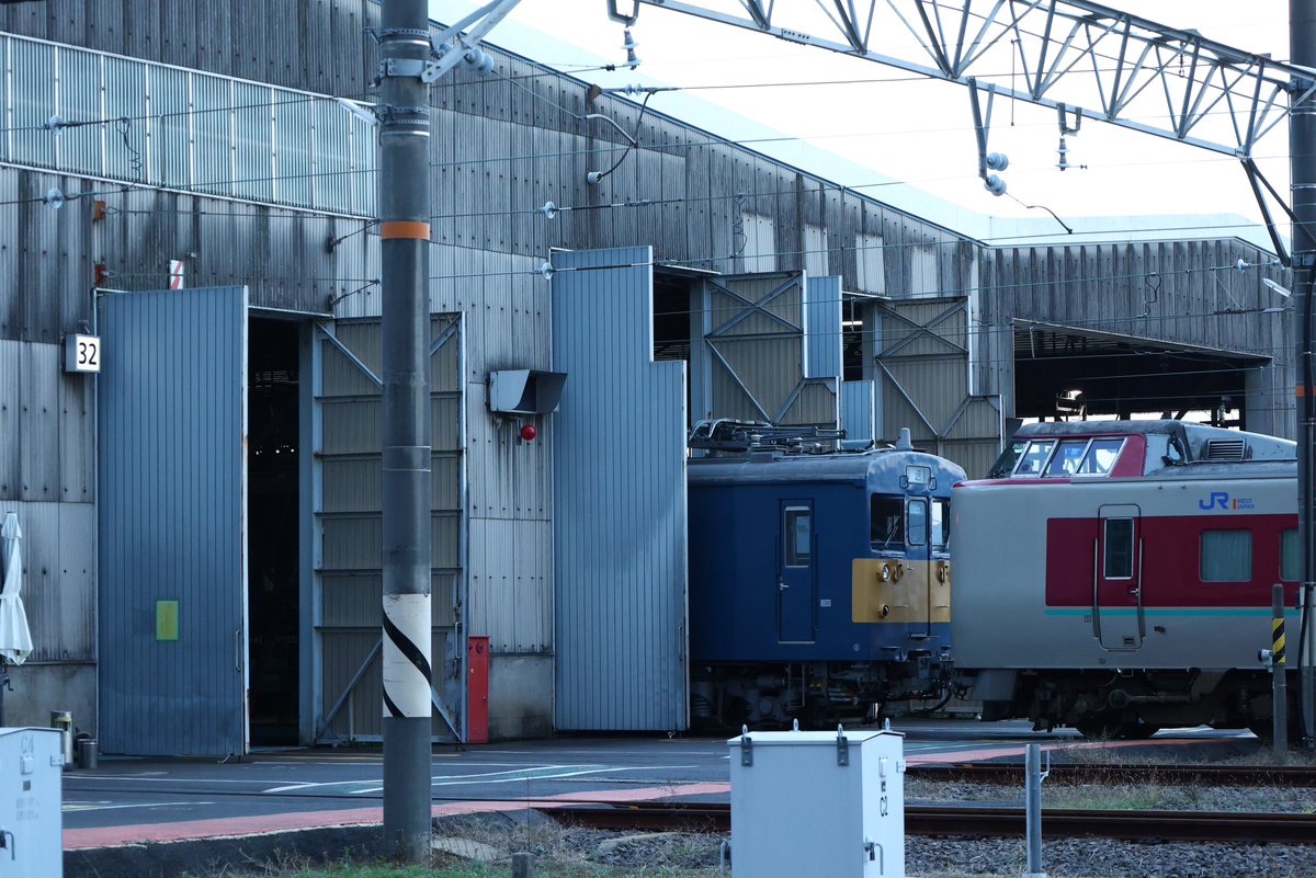 Kobekyarameru's tweet photo. 381系やくも
京都鉄道博物館輸送返却

[宮] DD51 1192
クモヤ145-1105
クロ381-134
モハ380-81
クモハ381-502 https://t.co/oPiKPJlIyd