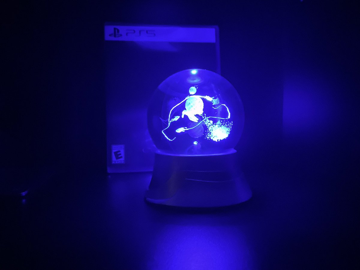 Shoutout to <a href="/iam8bit/">iam8bit</a> <a href="/GeometricInt/">Geometric Interactive</a> <a href="/CarlsenGames/">Jeppe Carlsen</a> for a wonderful little collectors edition for the wonderful little Cocoon. I had a great time with the game and I’m happy to add this CE to my collection. Sadly my camera doesn’t do the orb justice, but it looks great irl!