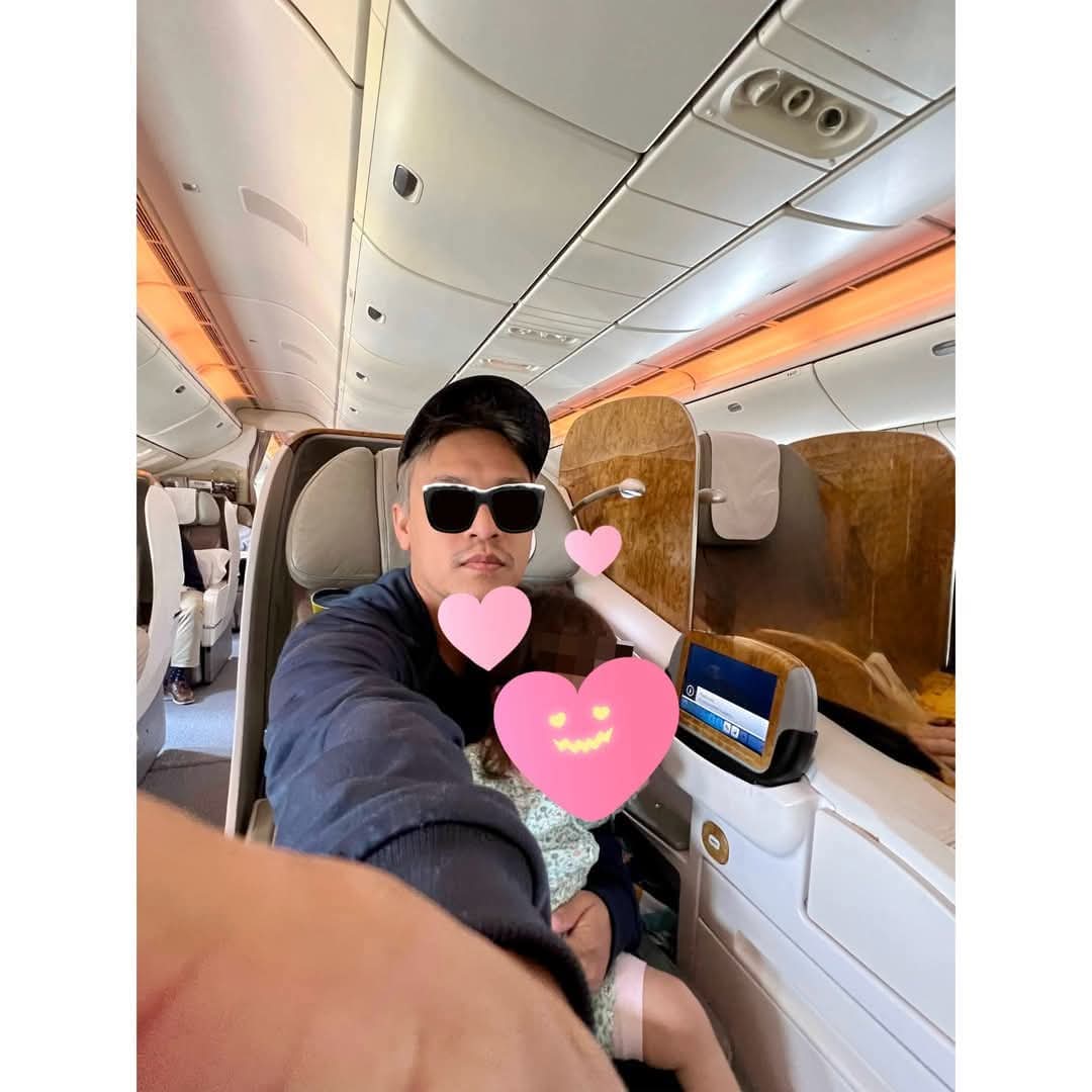 Pengajaran Buat Kaki Travel: Hati-Hati Dengan Penumpang Yang Terlebih Mesra

Dalam flight ke Dubai, ada seorang makcik duduk sebelah aku. Dia mintak tolong angkatkan luggage dia, tapi ada abang baik kat seat seberang yang tolong dia instead. 

Aku memang jenis tak tinggi, jadi