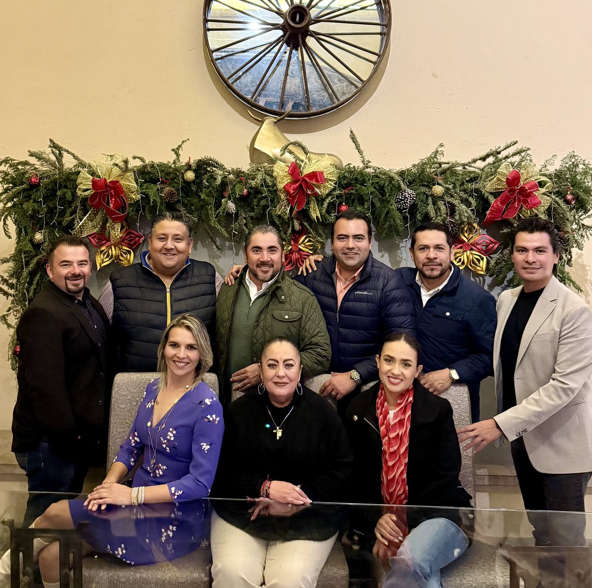 arreguinjc's tweet photo. Amigos de muchas batallas, no importan los proyectos ni las trincheras, al final lo único que queda es la amistad @GasparTrueba @RPantojam @PILYSARTI @cristinadelllan @ManoloPJ @UlisesMendozaP @CesarAlcntara13 https://t.co/3gP55RoiMV