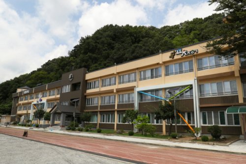 Kangwonilbo's tweet image. #강원특별자치도교육청(교육감:신경호)이 2025년부터 2028년까지 4년간 총 1,800억여원 가량을 투입하는 #학교공간재구조화사업 을 본격적으로 추진합니다.

m.kwnews.co.kr/page/view/2024…