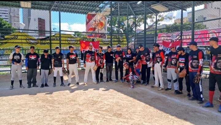 ❤️🖤 Navidad Felices
Nuestros hermanos de Caracas celebrando con alegría y entusiasmo con la Gran Copa SOSBOLL.
El Deporte es Salud 
El 10 de Enero Lo juro Con Maduro 
#TupamaroTomaCaracas 
<a href="/WBenavides_MRT/">Williams Benavides</a> 
<a href="/NicolasMaduro/">Nicolás Maduro</a> 
<a href="/dcabellor/">Diosdado Cabello R</a>