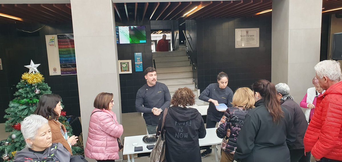 EncinasMateo's tweet photo. Motril celebró la Navidad con un Show Cooking del chef Iván Mateo en el Mercado Municipal
https://t.co/nfxj6yQKR7 https://t.co/26ak3R8Qo2