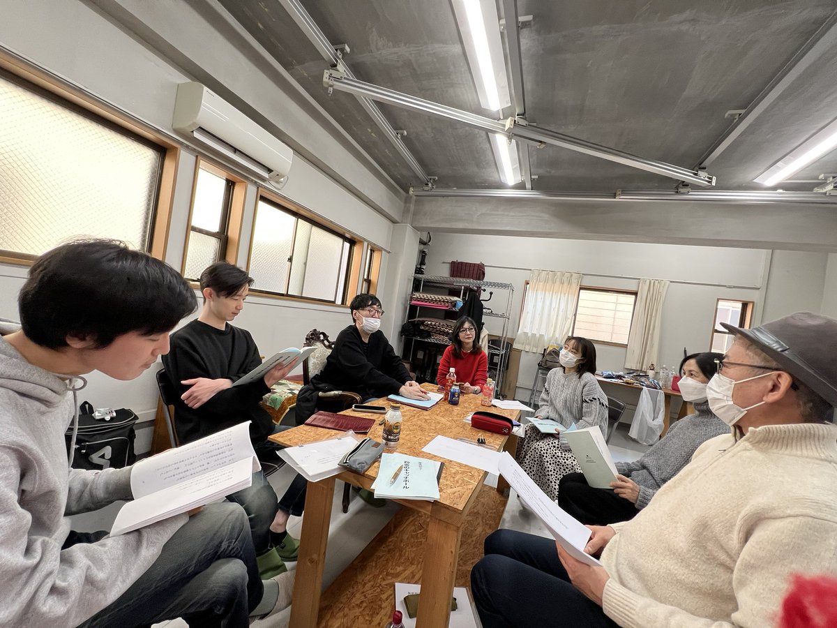 kiko_yokoyama's tweet photo. 家族草子MP公演の本読みでした📕
「粉雪のキャッチボール」
「おかあちゃんの口紅」
心温まる2作品です。

私も作品の1部として出演させていただきます。

武蔵野公演1/17~19
川越公演1/26です。

ご予約・詳細はこちら⬇️
https://t.co/eAwkUSWFlK https://t.co/GbruMezrFi