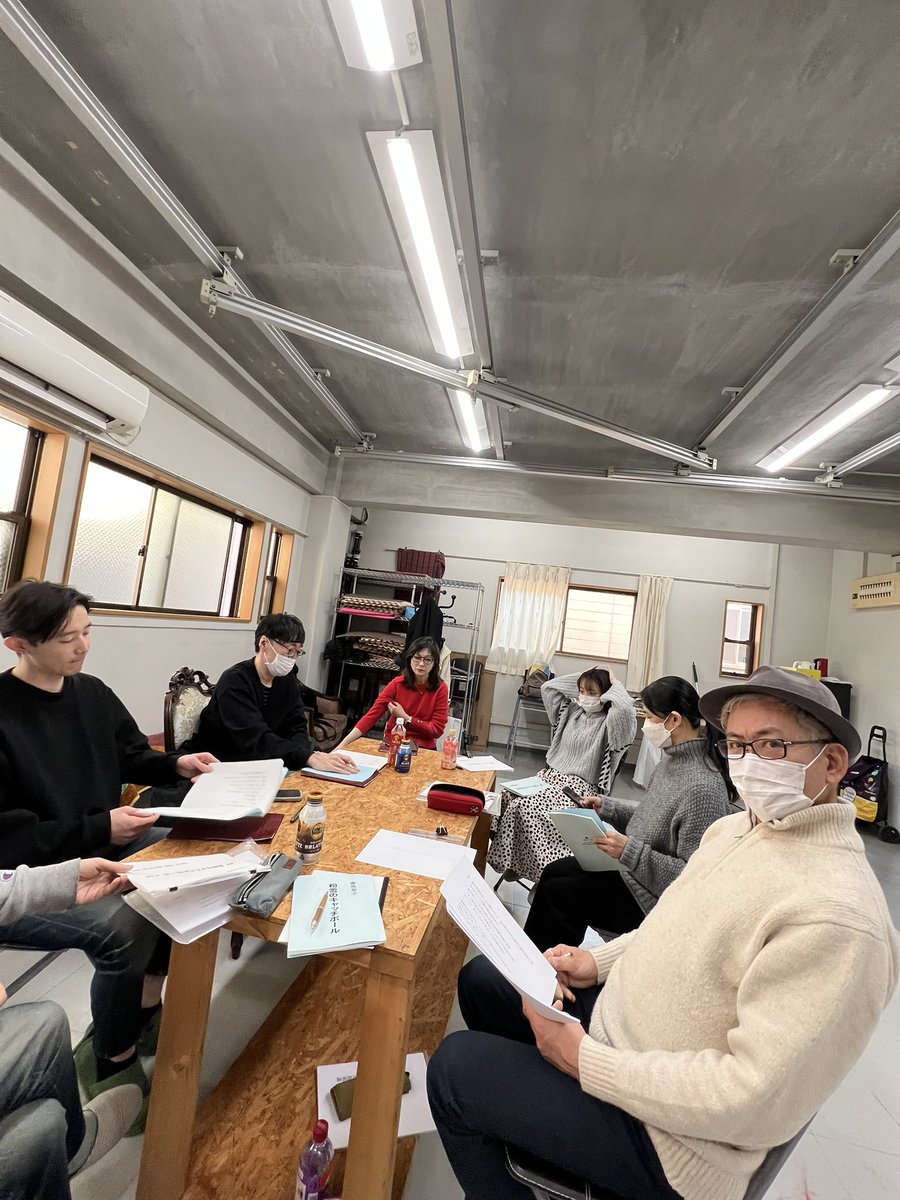 kiko_yokoyama's tweet photo. 家族草子MP公演の本読みでした📕
「粉雪のキャッチボール」
「おかあちゃんの口紅」
心温まる2作品です。

私も作品の1部として出演させていただきます。

武蔵野公演1/17~19
川越公演1/26です。

ご予約・詳細はこちら⬇️
https://t.co/eAwkUSWFlK https://t.co/GbruMezrFi