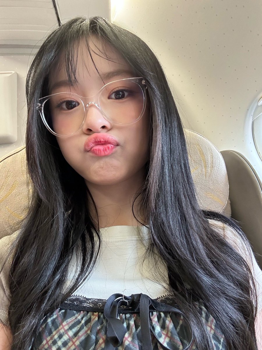 hanni 🏎️🏁 (@hannihourly) on Twitter photo 