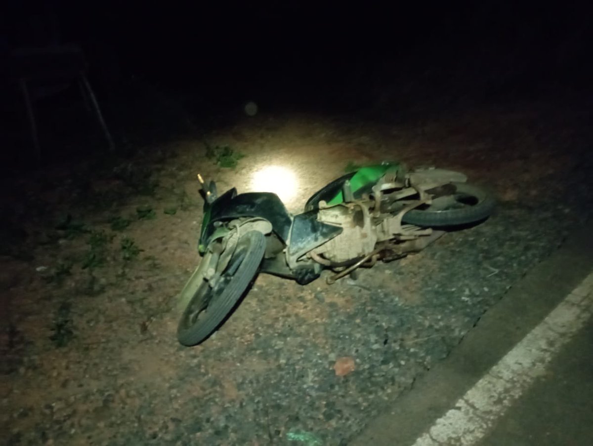 YLBHI's tweet photo. #UpdateRempang
๐จ sebarkan informasi ini
Untuk kesekian kalinya, masyarakat Pulau Rempang menjadi korban kekerasan. Kali ini, mereka diserang puluhan orang yang terindikasi sebagai pegawai PT Makmur Elok Graha (MEG). Peristiwanya terjadi pada Selasa (18/12/2024) dini hari sekitar pukul 00.50 WIB.
Data sementara yang berhasil dihimpun, ada beberapa posko milik warga yang dirusak. Yakni Posko di Kampung Sembulang Hulu dan Kampung Sei Buluh, Kelurahan Sembulang, Kecamatan Galang.
Setidaknya ada delapan warga yang mengalami luka dan telah dilarikan ke rumah sakit terdekat.
Dengan perincian, empat orang mengalami luka sobek di bagian kepala; satu orang luka berat; satu warga terkena panah; satu warga mengalami patah tangan; dan satu warga luka ringan.
Selain itu, belasan kendaraan bermotor milik warga juga dirusak.
Atas kejadian yang berulang ini, masyarakat Kampung Tua di Rempang bersama organisasi masyarakat sipil yang bersolidaritas menyerukan:
1. Presiden Prabowo dan DPR RI untuk memastikan perlindungan kepada masyarakat adat dan tempatan Rempang atas wilayah adatnya. Sekaligus dengan tegas membatalkan seluruh rencana pengembangan PSN Tempang Eco-city;
2. Kapolri untuk memerintahkan jajarannya melakukan peenegakan hukum secara serius dan tegas atas seluruh peristiwa intimidasi dan kekerasan yang dilakukan kepada masyarakat Rempang;
3. Komnas HAM mengawasi dan bertindak tegas atas rentetan pelanggaran HAM yng terjadi di Rempang, sekaligus mengkoordinasikan dan memastikan skema-skema perlindungan kepada seluruh masyarakat adat dan di Rempang.
Tim Solidaritas Nasional untuk Rempang
Narahubung :
LBH Pekanbaru dan WALHI Riau
#SaveRempang #TolakRelokasiRempang