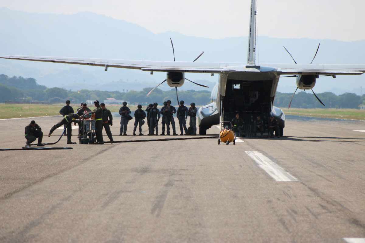 SA_Defensa's tweet image. 📍Puerto Salgar, #Colombia (🇨🇴)

The @FuerzaAereaCol held Exercise Cóndor 2024 training for refueling helicopters via C-295 &amp;amp; C-130s.

These exercises focused on the “Forward Area Refueling Point" (FARP) in helping extend helicopter operations in remote locations.