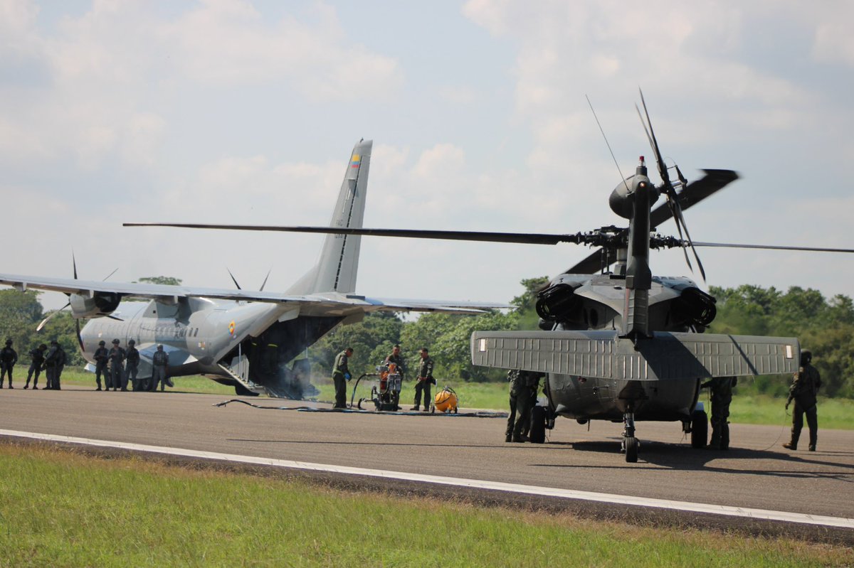 SA_Defensa's tweet image. 📍Puerto Salgar, #Colombia (🇨🇴)

The @FuerzaAereaCol held Exercise Cóndor 2024 training for refueling helicopters via C-295 &amp;amp; C-130s.

These exercises focused on the “Forward Area Refueling Point" (FARP) in helping extend helicopter operations in remote locations.