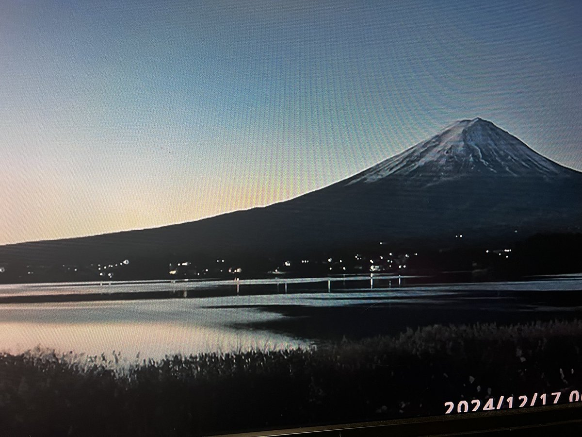 SinnziU's tweet photo. 今日は天気も良く風もないみたいで、富士山がとても綺麗でした。河口湖とか水面が波打ちもなく逆さ富士が見えましたね。今日はよかったです。富士山かけてみました。 https://t.co/L9XQziajjP