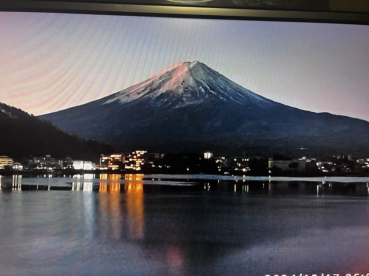 SinnziU's tweet photo. 今日は天気も良く風もないみたいで、富士山がとても綺麗でした。河口湖とか水面が波打ちもなく逆さ富士が見えましたね。今日はよかったです。富士山かけてみました。 https://t.co/L9XQziajjP