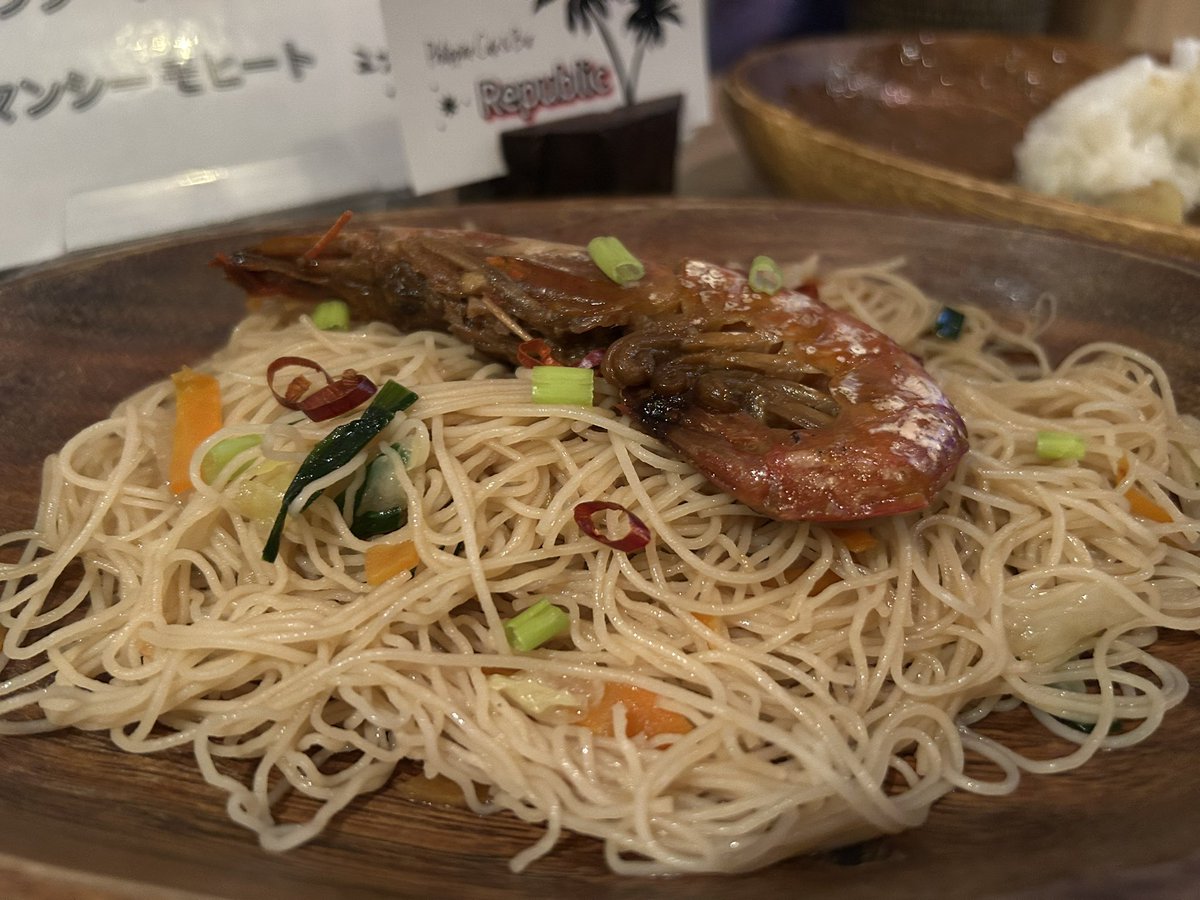 gariari's tweet photo. 気になって食べてみたくて仕方なかったフィリピン料理。お稽古中に行けなかったけど、やっと行けたー！
もちくんとハイジとしんかを誘って、ウェイウェイさん(@wheywheysan)のお店に行ってきましたー。
なに頼んでいいかわからなかったので、メニュー全部頼んで、どれもこれも全部美味しかった！ https://t.co/2jkvIe6PEQ