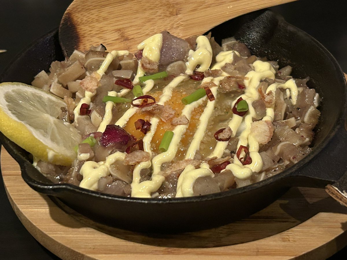 gariari's tweet photo. 気になって食べてみたくて仕方なかったフィリピン料理。お稽古中に行けなかったけど、やっと行けたー！
もちくんとハイジとしんかを誘って、ウェイウェイさん(@wheywheysan)のお店に行ってきましたー。
なに頼んでいいかわからなかったので、メニュー全部頼んで、どれもこれも全部美味しかった！ https://t.co/2jkvIe6PEQ