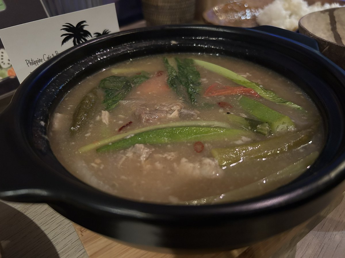 gariari's tweet photo. 気になって食べてみたくて仕方なかったフィリピン料理。お稽古中に行けなかったけど、やっと行けたー！
もちくんとハイジとしんかを誘って、ウェイウェイさん(@wheywheysan)のお店に行ってきましたー。
なに頼んでいいかわからなかったので、メニュー全部頼んで、どれもこれも全部美味しかった！ https://t.co/2jkvIe6PEQ