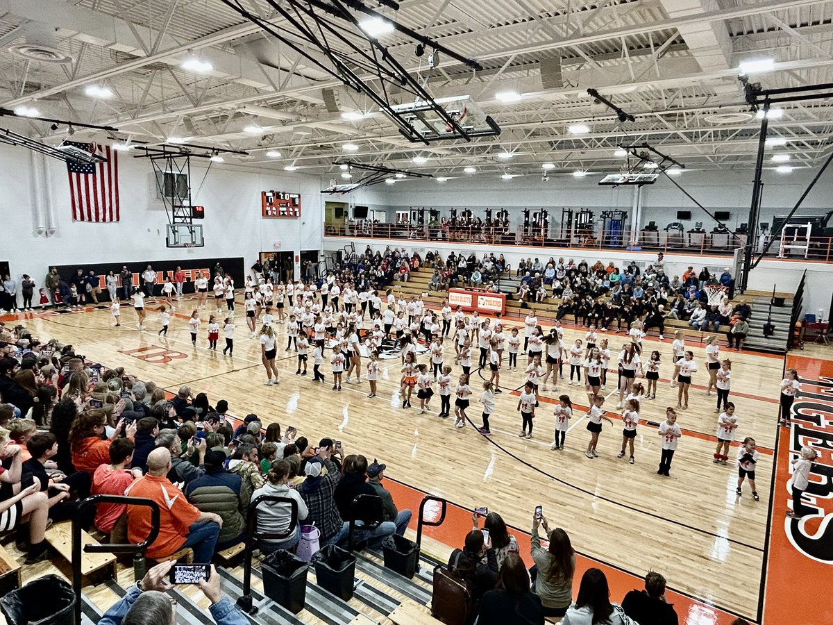 cmartzluf's tweet photo. Little Cheerleader Night! #ibtigerpride https://t.co/Hz9QtdJkE3