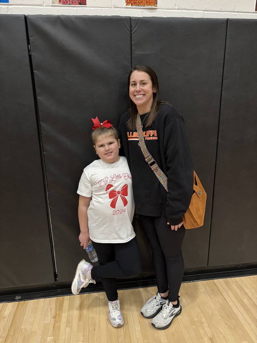 cmartzluf's tweet photo. Little Cheerleader Night! #ibtigerpride https://t.co/Hz9QtdJkE3