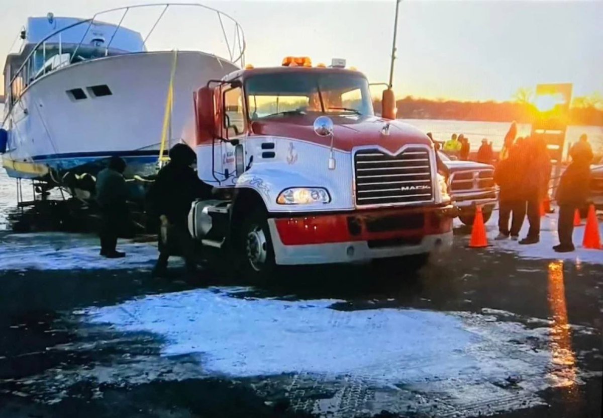 jethroscousin's tweet photo. Well, three years ago today The #SeaNote Saga came to a close. She was finally pulled out of frozen #LakeMinnetonka right here in my hometown of #SpringPark. https://t.co/Om01Or2iyF