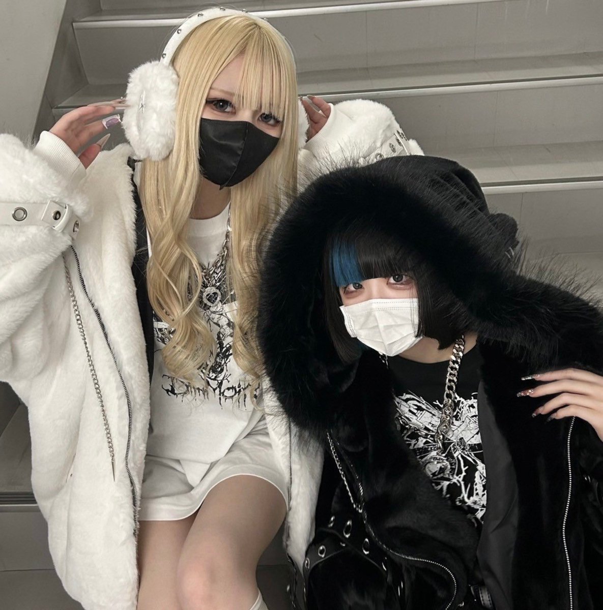 travas_sapporo's tweet photo. おはようございます⛄️
TRAVAS札幌パルコ店オープンしました°・*:.。.☆

今日からDimMoireのBABY SHEEP Fur Hoodie II が再販しております/•᷅•᷄\୭

ネットでは即完売アイテムなので、欲しかった方はお早めにお越しください⋆꙳𝜗𝜚꙳.*

本日もお待ちしております💀🏴‍☠️🖤 https://t.co/OFLY4Em7Cz