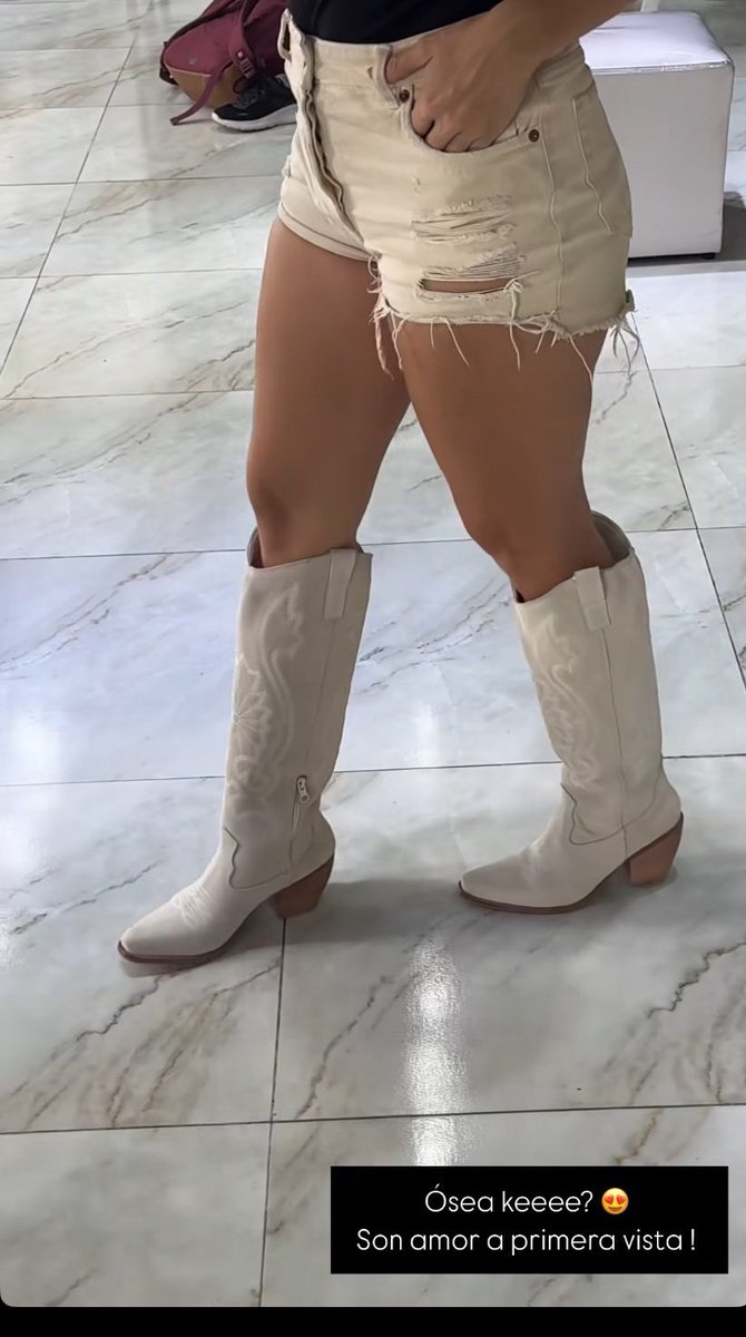 jaquikrai's tweet photo. Mientras esta hdmp asesina ; una de las dueñas de malala shoes hacia fotos para tiktok ;su perro se moría pq lo dejo encerrado en su auto 
A S E S I N A https://t.co/ZYn7UF1yPO
