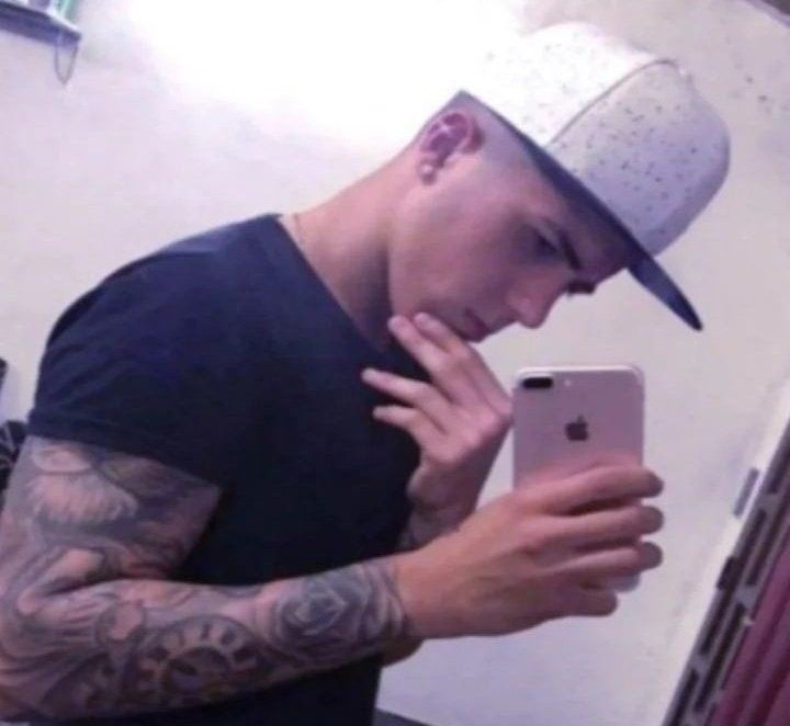 neyiturro's tweet photo. hasta hace unos años yo creía q cuando cremaban el cuerpo de una persona fallecida abrían el cajón para sacarlo y tirarlo al fuego NO Q PRENDIAN CON EL CAJÓN COMPLETO https://t.co/kNYT9Qj7x9