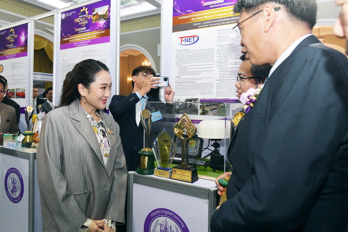 ingshin's tweet image. ในช่วงหลายปีที่ผ่านมา ภาคอุตสาหกรรมไทยได้รับผลกระทบหนักจากหลายปัจจัยที่ควบคุมไม่ได้ ทั้งสภาวะเศรษฐกิจฝืดเคืองทั่วโลก ความขัดแย้งระหว่างประเทศมหาอำนาจ สิ่งแวดล้อม ภัยพิบัติที่เกิดขึ้นทั่วโลก ภาคอุตสาหกรรมจึงต้องเผชิญหน้ากับความท้าทายเป็นอย่างมาก 

รัฐบาลตระหนักในปัญหาเหล่านี้ดีค่ะ…