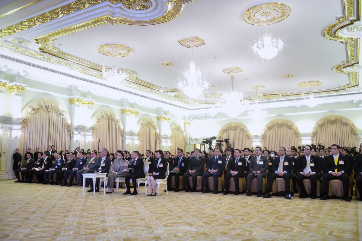 ingshin's tweet image. ในช่วงหลายปีที่ผ่านมา ภาคอุตสาหกรรมไทยได้รับผลกระทบหนักจากหลายปัจจัยที่ควบคุมไม่ได้ ทั้งสภาวะเศรษฐกิจฝืดเคืองทั่วโลก ความขัดแย้งระหว่างประเทศมหาอำนาจ สิ่งแวดล้อม ภัยพิบัติที่เกิดขึ้นทั่วโลก ภาคอุตสาหกรรมจึงต้องเผชิญหน้ากับความท้าทายเป็นอย่างมาก 

รัฐบาลตระหนักในปัญหาเหล่านี้ดีค่ะ…