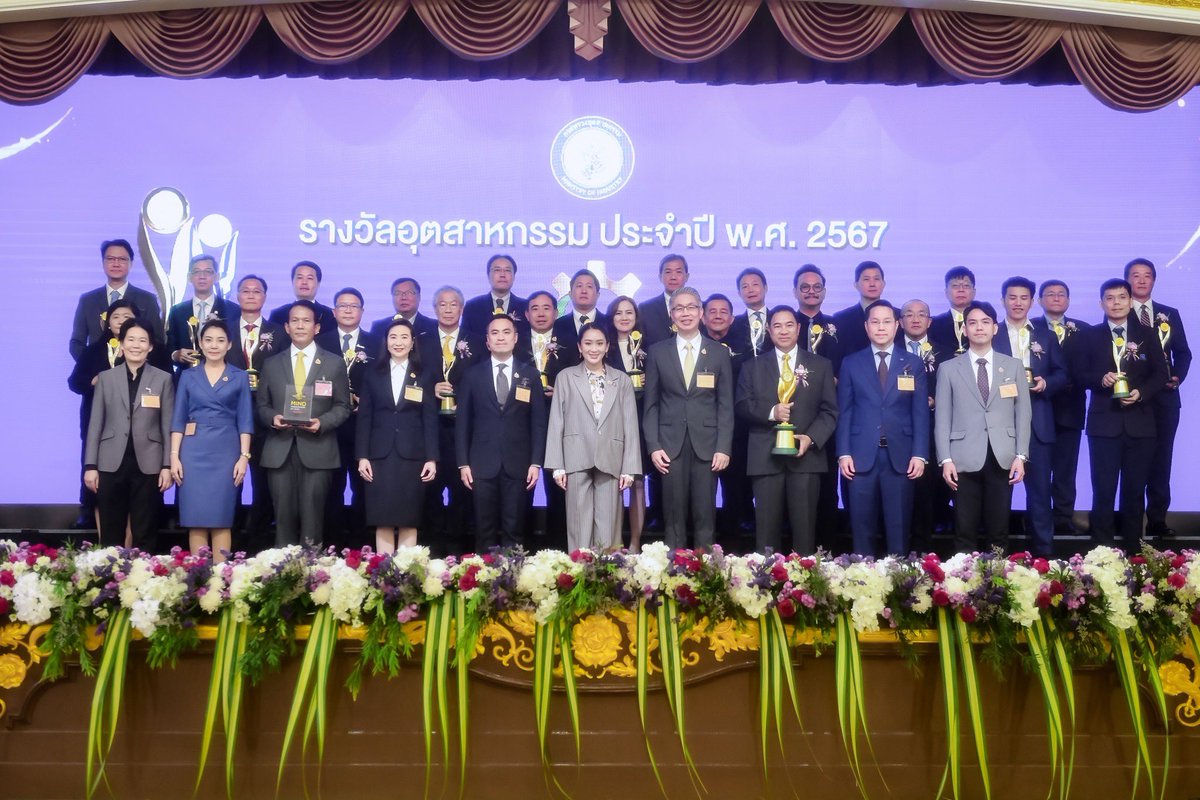 ingshin's tweet image. ในช่วงหลายปีที่ผ่านมา ภาคอุตสาหกรรมไทยได้รับผลกระทบหนักจากหลายปัจจัยที่ควบคุมไม่ได้ ทั้งสภาวะเศรษฐกิจฝืดเคืองทั่วโลก ความขัดแย้งระหว่างประเทศมหาอำนาจ สิ่งแวดล้อม ภัยพิบัติที่เกิดขึ้นทั่วโลก ภาคอุตสาหกรรมจึงต้องเผชิญหน้ากับความท้าทายเป็นอย่างมาก 

รัฐบาลตระหนักในปัญหาเหล่านี้ดีค่ะ…