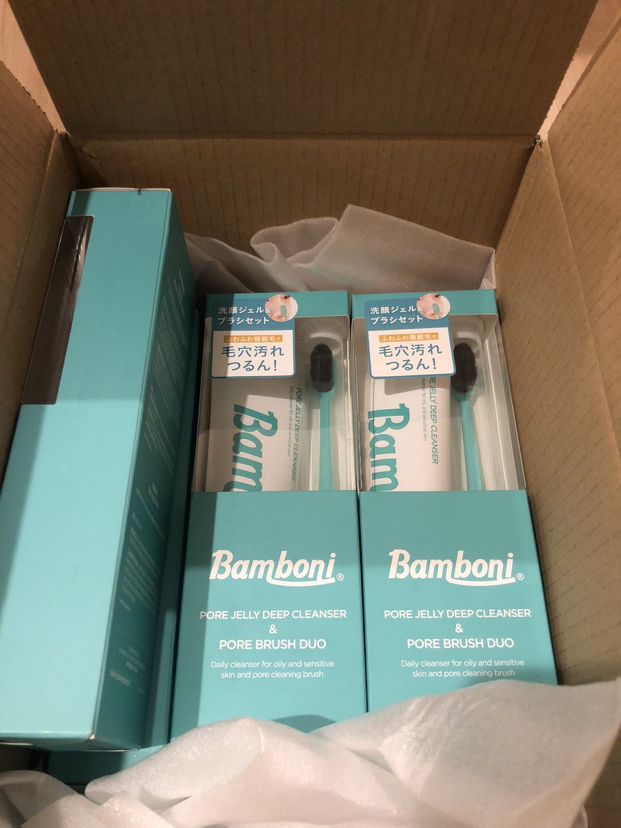 keanatsurai's tweet photo. 1年分あげますキャンペーンに当選して、#Bamboni 様から「ポアジェリークレンザー」をいただきました！ありがとうございます😭想像以上にブラシがふわふわだったので優しくくるくるすれば、毛穴を痛めずにちゃんと汚れだけ落とせる気がした。まだ数回しか使ってないのでまたレポします！ #バンボニ https://t.co/zDGTH7X67d