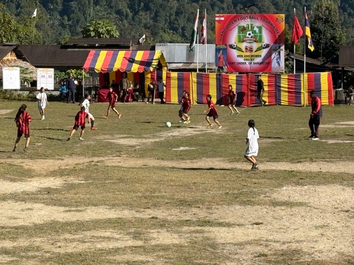 Spearcorps's tweet photo. 𝗦𝗶𝗮𝗻𝗴 𝗢𝗽𝗲𝗻 𝗙𝗼𝗼𝘁𝗯𝗮𝗹𝗹 𝗧𝗼𝘂𝗿𝗻𝗮𝗺𝗲𝗻𝘁

#SpearCorps kicked-off the Siang Open Football Tournament on 17 Dec at #VibrantVillage #Tuting, #ArunachalPradesh.

The event featuring 10 men's teams & 5 women's teams, will witness keen contests for clinching the coveted trophies.

The inauguration ceremony featured cultural performances from local artists & unveiling of the Siang Football Trophies!!

The tournament marks the strong connect with local artists & youth, while promoting football in the remote areas of #ArunachalPradesh.

@adgpi 
@easterncomd 
@MyGovArunachal 

Facebook - https://t.co/ksydWYpMzn

Instagram - https://t.co/QGCdjCGyiM