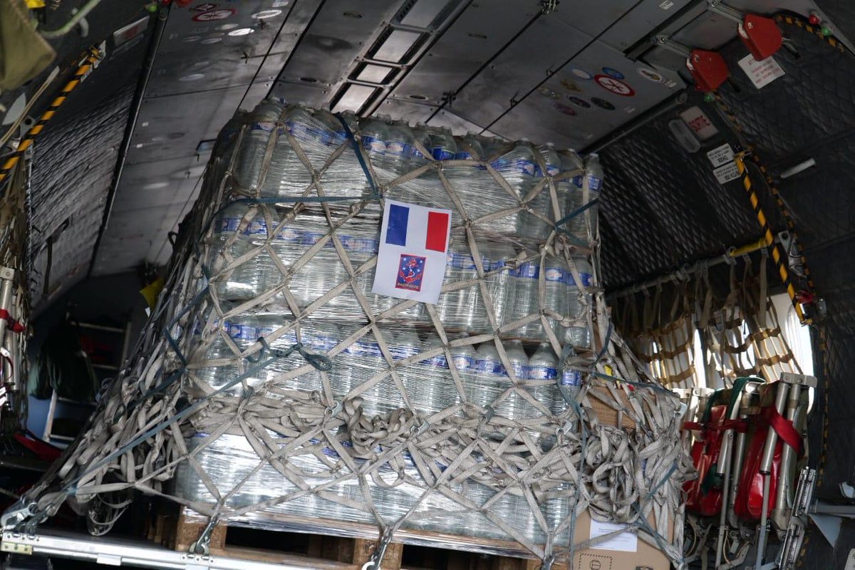 First response : 🇫🇷 is sending 2,7 tons of food and water as well as military personnel to #Vanuatu thanks to <a href="/FANC_Officiel/">Forces Armées en Nouvelle-Calédonie (FANC)</a>, <a href="/SecCivileFrance/">Sécurité Civile</a>, <a href="/armeedeterre/">Armée de Terre</a> &amp; <a href="/Armee_de_lair/">Armée de l'Air et de l'Espace</a>. 🤝🇻🇺