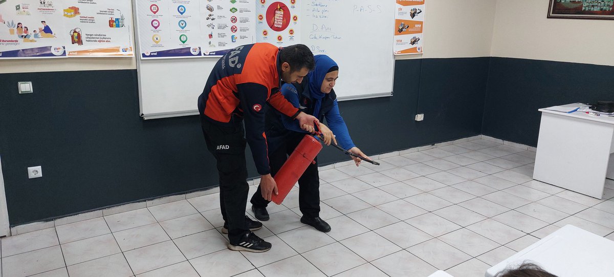 GSB_AydinGM's tweet photo. Aydın Gençlik Merkezimizde, Aydın Afet ve Acil Durum Müdürlüğü tarafından doğal afetlere karşı eğitim verildi, bina tahliyesi tatbikatı gerçekleştirildi. #AFAD https://t.co/HjIvv8TVzF