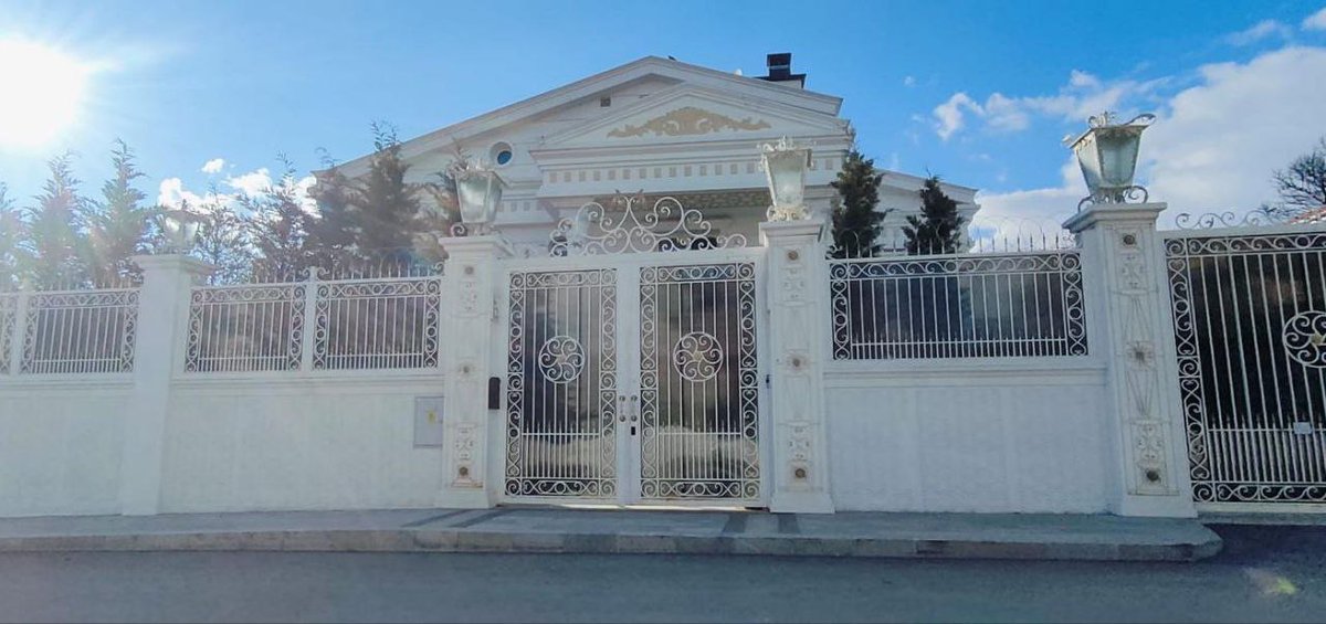 Veli Ağbaba Osman Gökçek’e ait diye lüks bir villaya dikkat çekiyor. O lüks villa CHP’li Keçiören Belediyesi Başkanı Mesut Özarslan’a ait çıkıyor.