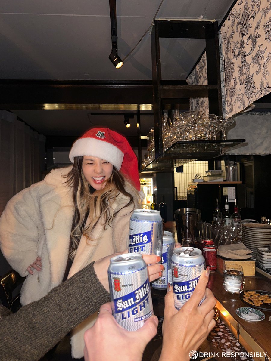 krungy21's tweet photo. Merry Christmas, Daralings~!!! 🎄🧑‍🎄
Don‘t forget to stock up on San Mig Light to share with your loved ones ♥️🍻🍺 
Drink responsibly.
ASC Ref S0234P120924S https://t.co/2nxk77EHdE