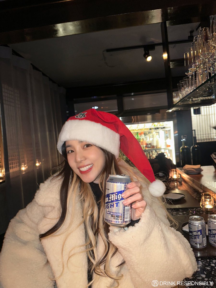 krungy21's tweet photo. Merry Christmas, Daralings~!!! 🎄🧑‍🎄
Don‘t forget to stock up on San Mig Light to share with your loved ones ♥️🍻🍺 
Drink responsibly.
ASC Ref S0234P120924S https://t.co/2nxk77EHdE