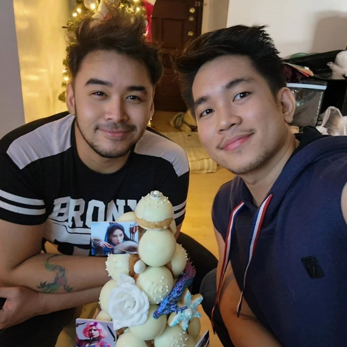 eiancanlas's tweet photo. Two birthdays, two dragon-themed cakes, and endless support for my dream novel. 🐉🎂 Your belief in my vision and constant encouragement keeps me motivated to bring this imaginary world to life. Thank you for being my biggest cheerleader and reminding me to keep writing! https://t.co/F3lSz23mgK