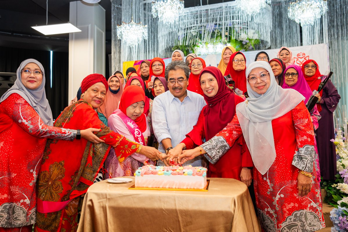 joharighani's tweet image. Spending my time well while attending the Ikatan Silaturrahim gathering to honour former Chiefs of Wanita UMNO from Titiwangsa branches.

May the bond between us remain strong with God’s will.

#JAG #UMNO #TITIWANGSA