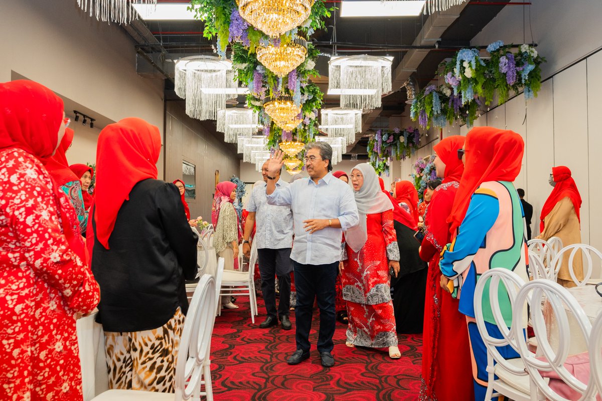 joharighani's tweet image. Spending my time well while attending the Ikatan Silaturrahim gathering to honour former Chiefs of Wanita UMNO from Titiwangsa branches.

May the bond between us remain strong with God’s will.

#JAG #UMNO #TITIWANGSA