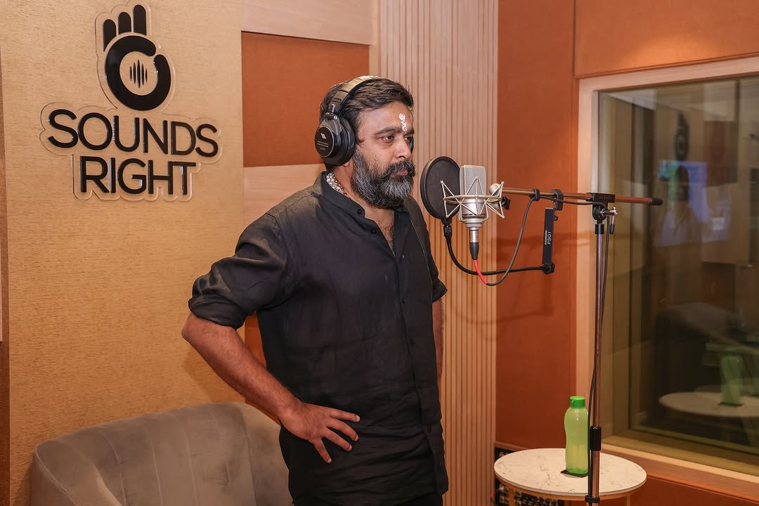 SoundsRightOffl's tweet photo. Reposted from • @millionoffl

#TouristFamily - DUBBING STARTS 🎙️✨

Written &amp; directed by #abishan_jeevinth 🎬
A @RSeanRoldan musical ✨🎶

 #soundsrightstudio #dubbingatsoundsright #Sasikumar #Simran https://t.co/Z1NDHL04Q2