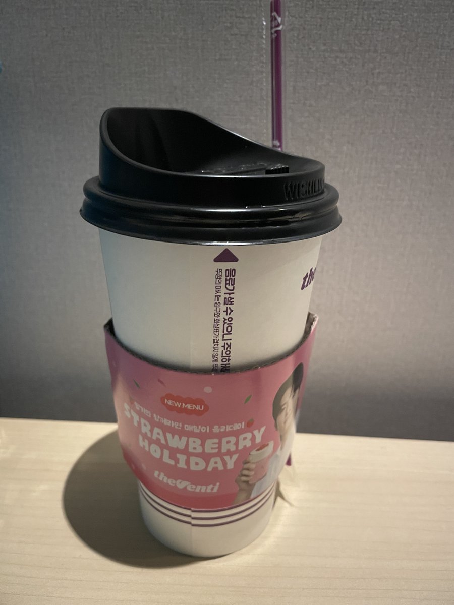 koreantrendrizz's tweet photo. The Venti Strawberry Vin Chaud/Mulled Wine
9/10
-I reviewed the paik's coffee earlier, which is more traditional & pricier too
-This venti one has a sweet, fruity spin, which I am so here for
-this korean coffee chain is really underrated
#fundrinks #cutedrink #festive #christmas https://t.co/lXPVQh5GPd